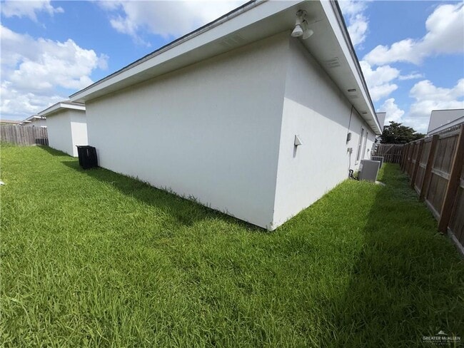 Building Photo - 13 West Dr