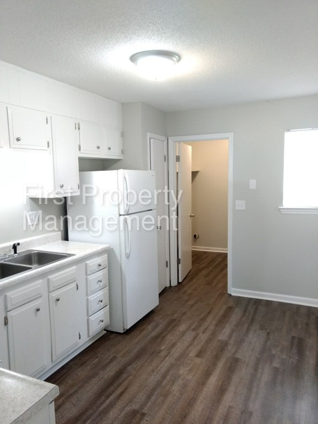 Building Photo - 2 bedroom 1 bath Duplex East Ridge