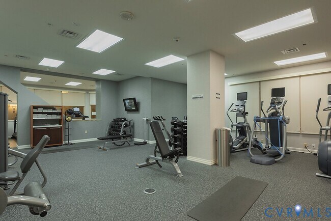 Building Photo - 230 N 6th St S