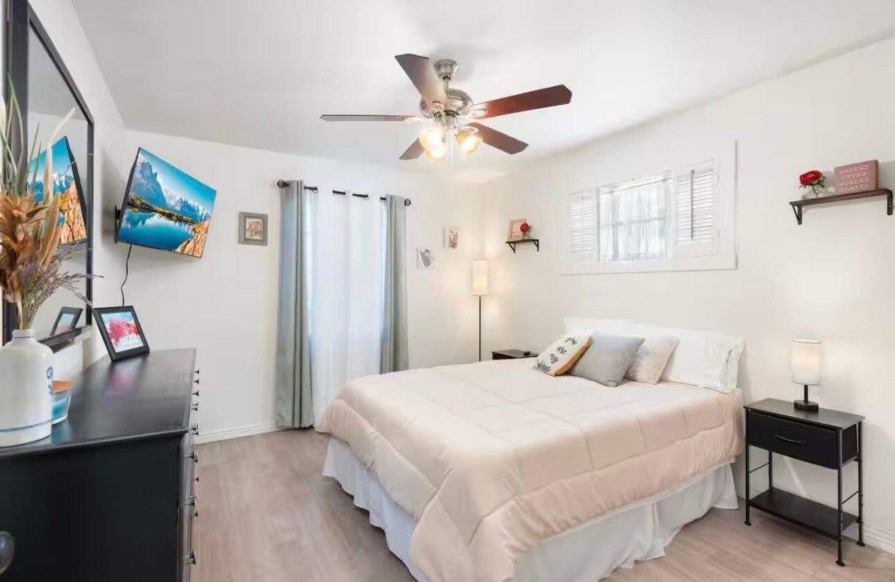 Building Photo - 2340 W Mitchell Dr