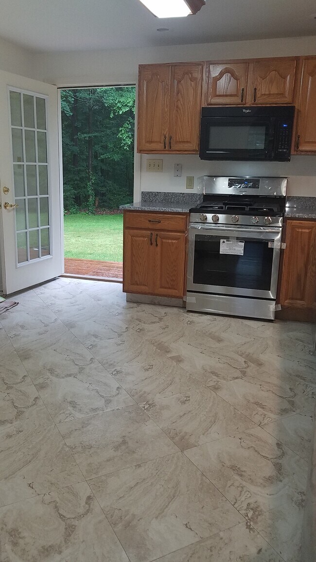 Building Photo - 68 Blatchley Ave