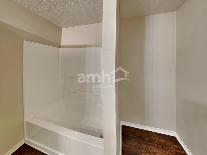 Building Photo - 7271 Wakeview Dr