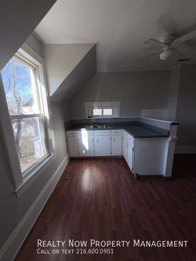 Building Photo - 1344 S Green Rd