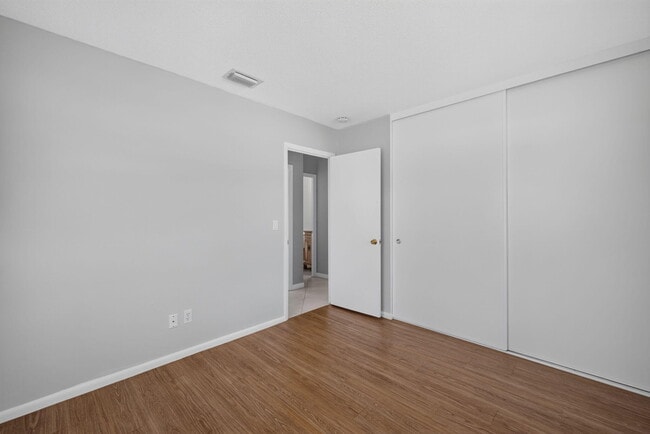 Building Photo - 416 SE Naranja Ave
