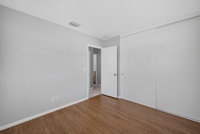 Building Photo - 416 SE Naranja Ave