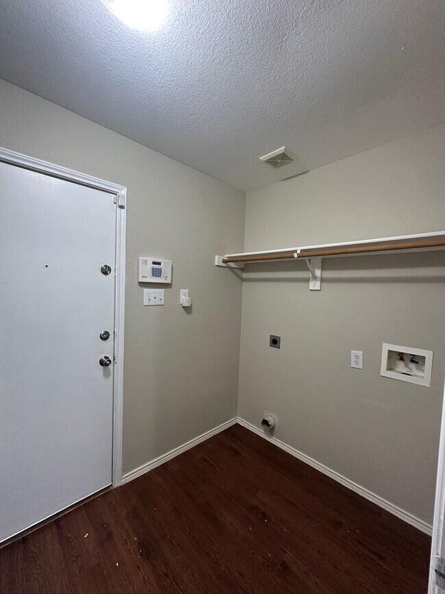 Building Photo - **Available 6/6/25**