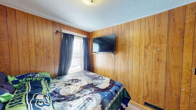 Building Photo - 3BED 2 BATH 2 CAR GARAGE HOME $1500/M TOMAH