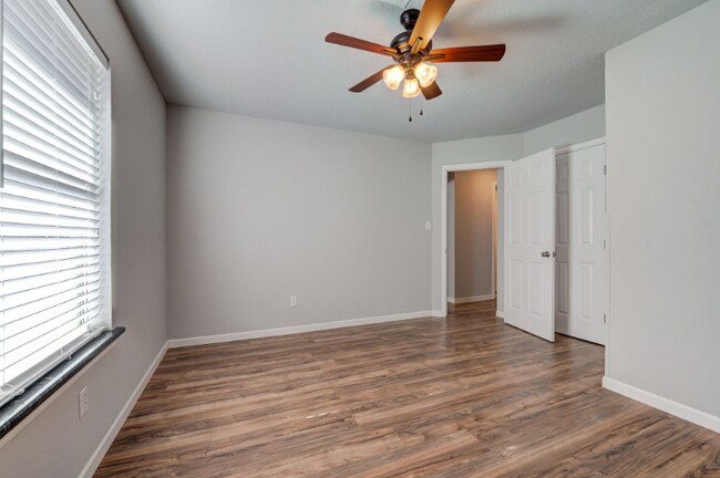 Building Photo - 812 Peregrine Dr