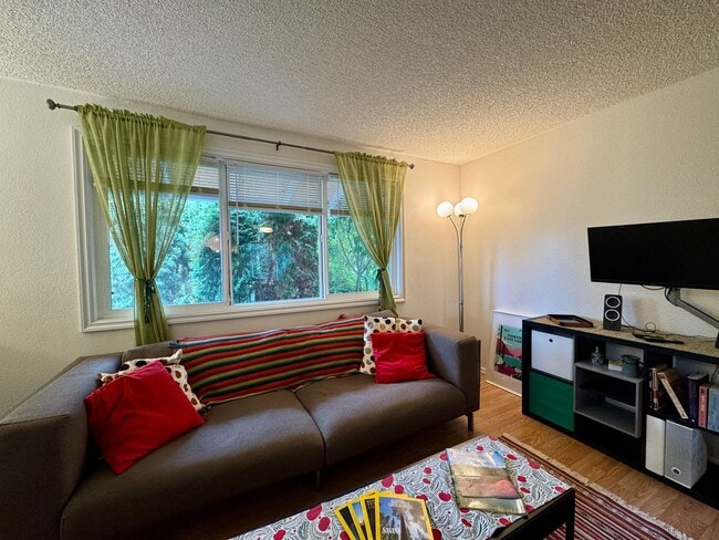 Building Photo - ***MOVE IN SPECIAL!!!*** Fully Furnished 4-bedroom, 2-bath home with Beautiful Backyard in Renton