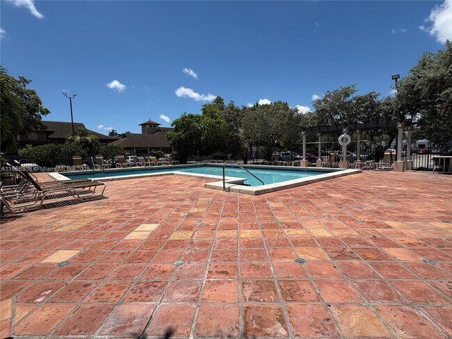 Building Photo - 10431 N Kendall Dr