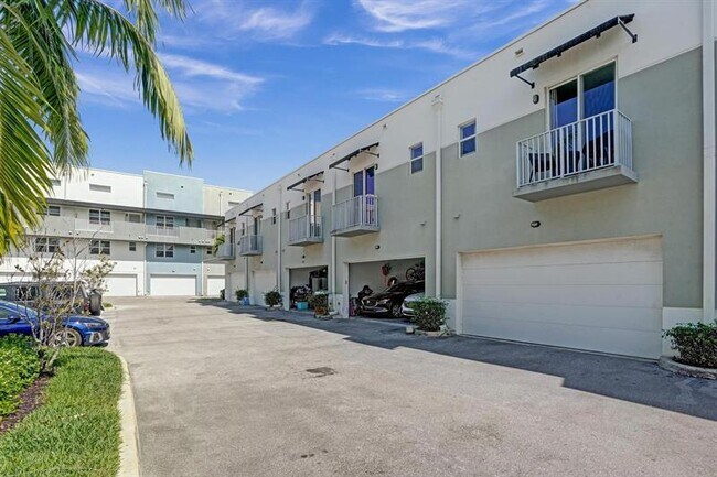 Building Photo - 480 NE 35th Ct