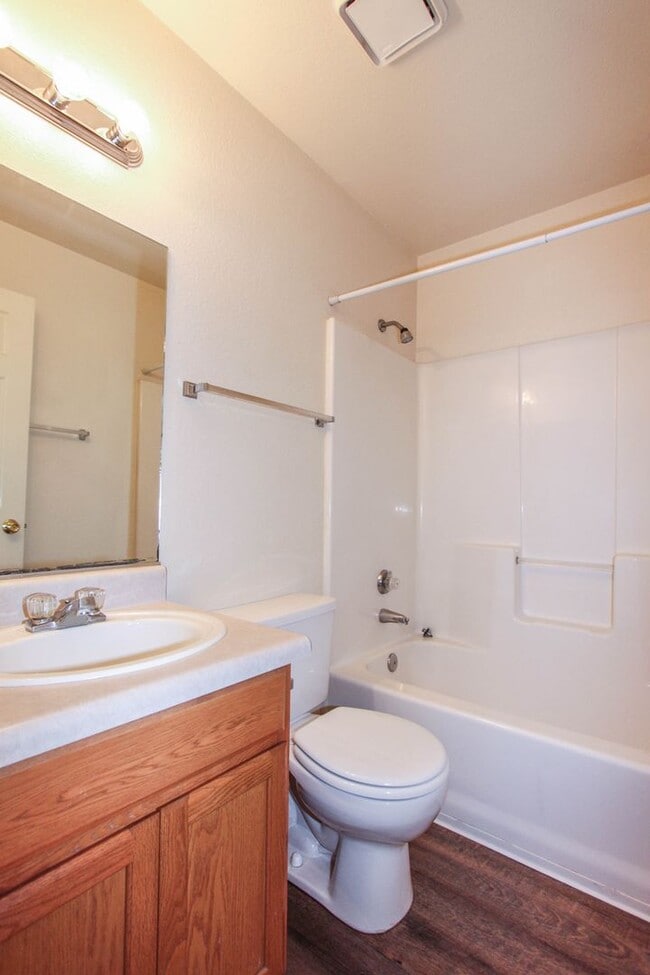 Building Photo - 8460 E Lakeshore Dr