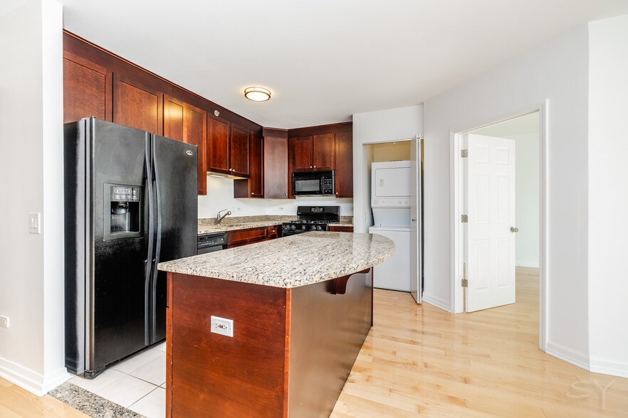 Primary Photo - 33 W Ontario St
