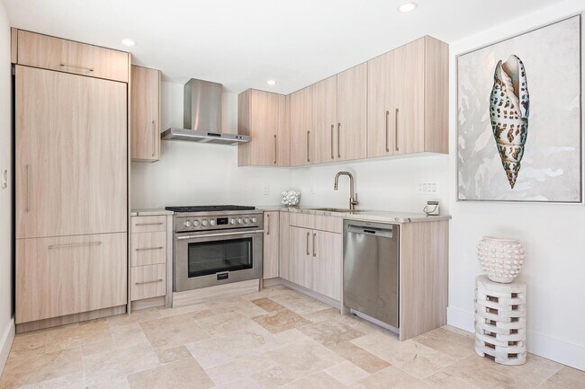 Building Photo - 306 Cordova Rd