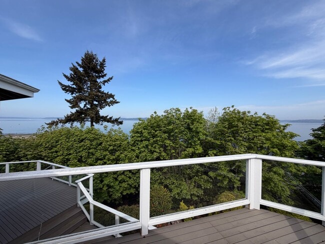 Building Photo - 3695 Sqft. Redondo home near Puget Sound!