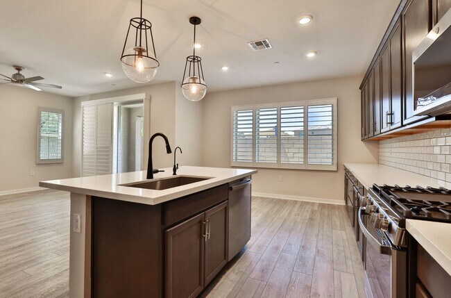 Building Photo - Gorgeous 4bed/3 bath End Unit Condo in Gil...