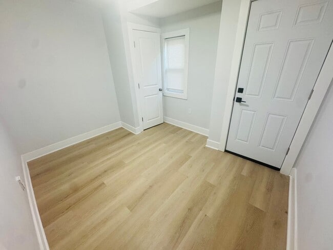 Building Photo - Renovated 4bd/1bth House with Rear yard!! ...