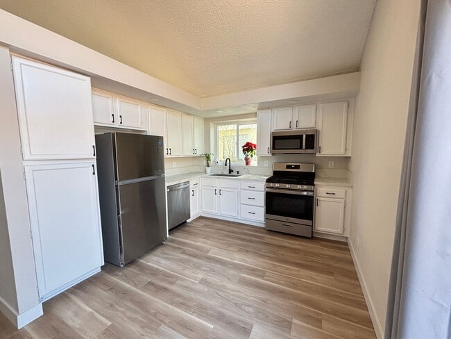 Building Photo - Single Story Palmdale Home