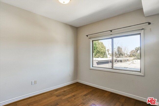 Building Photo - 1410 N Curson Ave