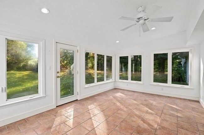 Building Photo - 10 Pine Grove Rd