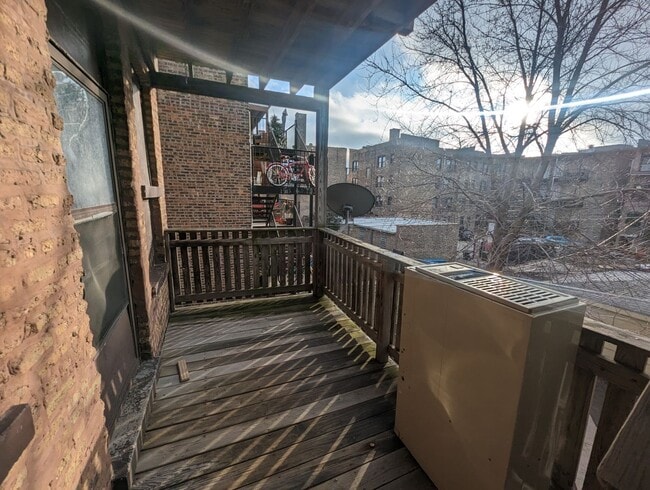 Building Photo - Updated Very Large 2 BR In Uptown