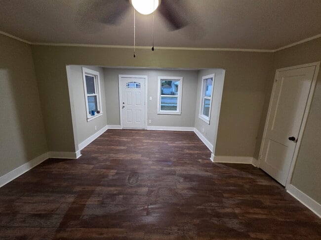 Building Photo - 2058 Holmes Dr