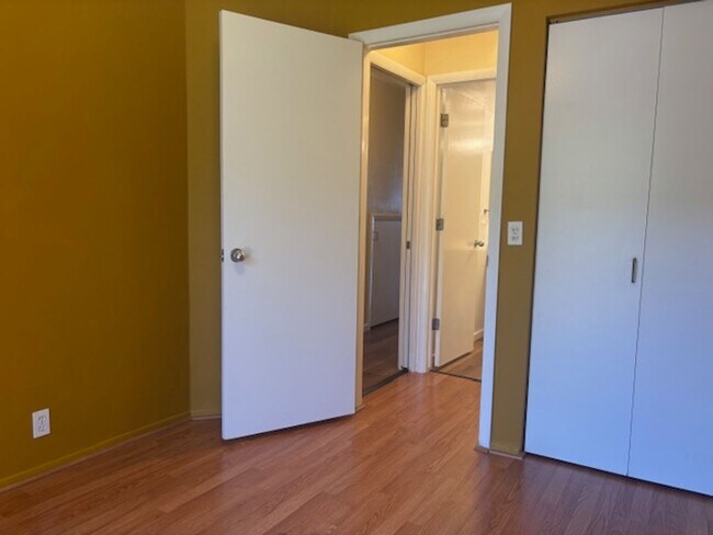 Building Photo - 3 Bedroom / 3 Bath Condo with Ocean Views