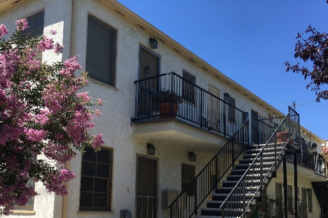 2nd fl.corner - 1723 E Erie St