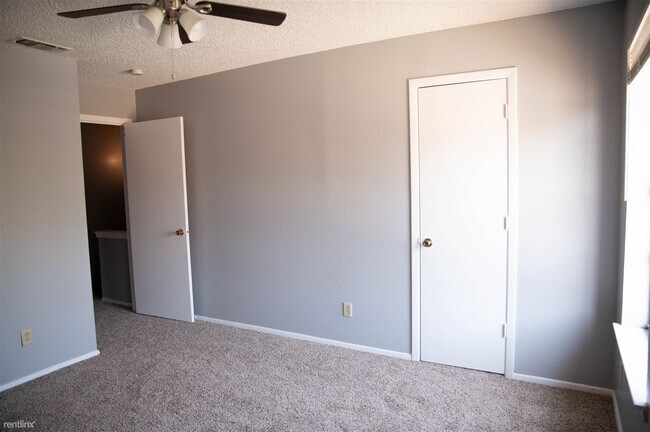 Building Photo - 2 br, 1 bath Townhome - 5803 Shadydell Dr
