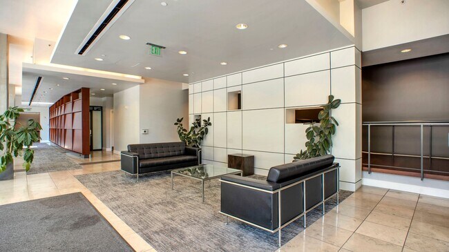 Building Photo - 250 King St