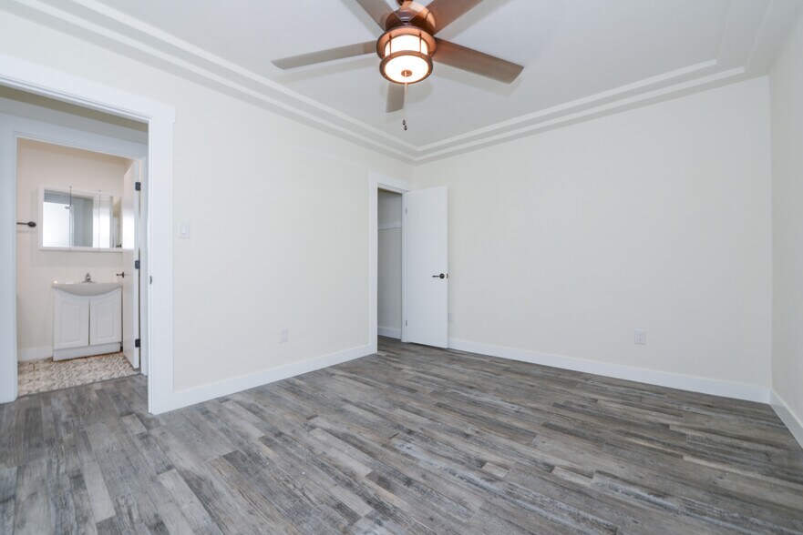 Building Photo - 520 W 82nd St