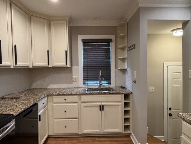 Building Photo - 1024 Kessler