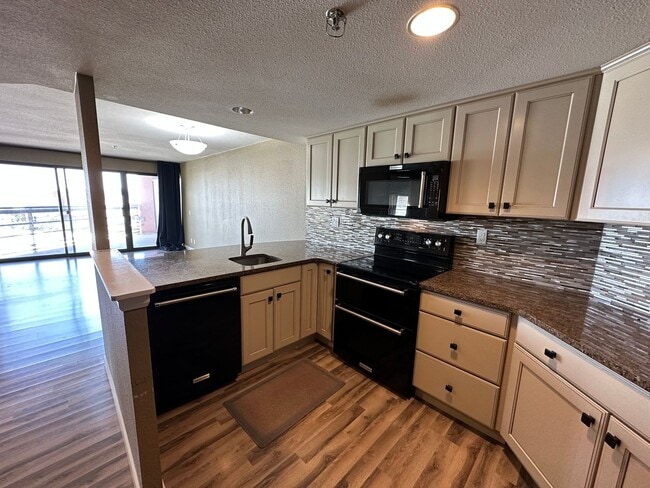 Building Photo - Renovated 1BR High-Rise Condo in Downtown ...
