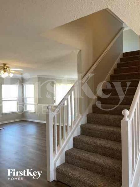 Building Photo - 301 Sunset Oaks Dr