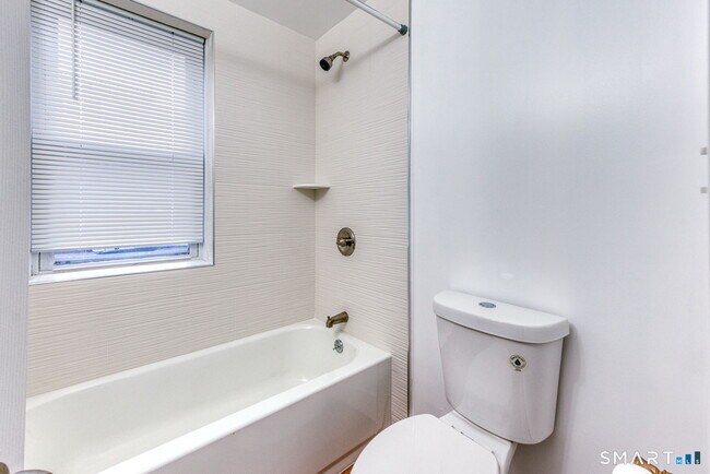 Building Photo - 152 Oak St