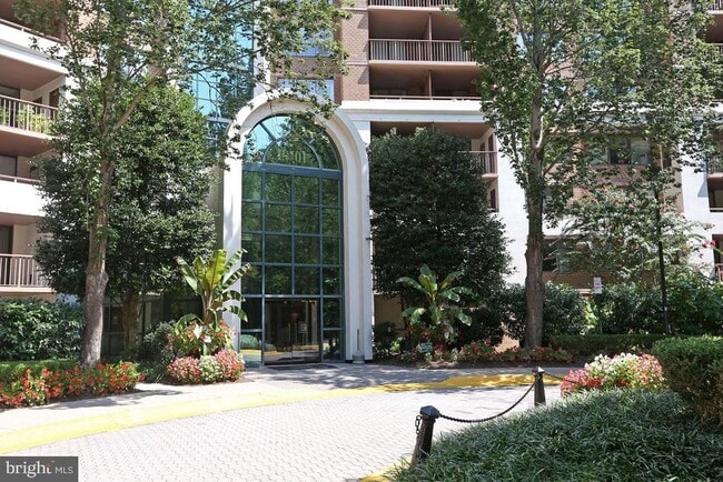 Building Photo - 10101 Grosvenor Pl