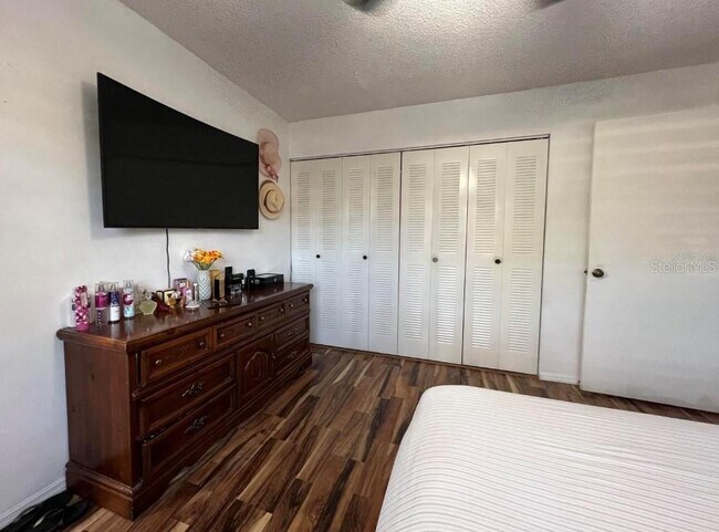 Building Photo - 1 W Country Cove Way