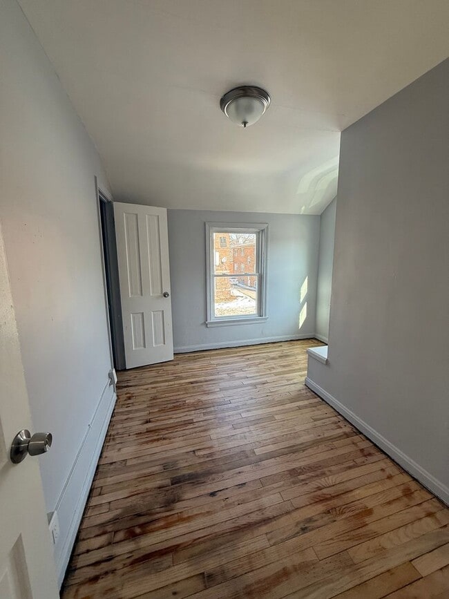 Building Photo - 3bd Single Section 8