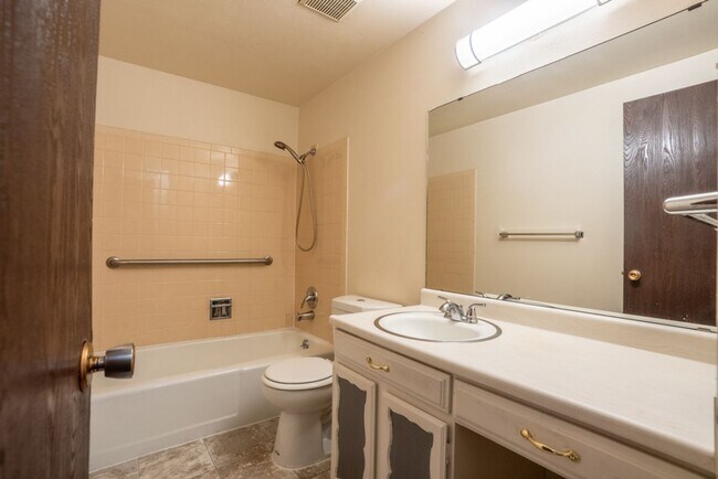 Building Photo - Robertson1001 (KC-JF)