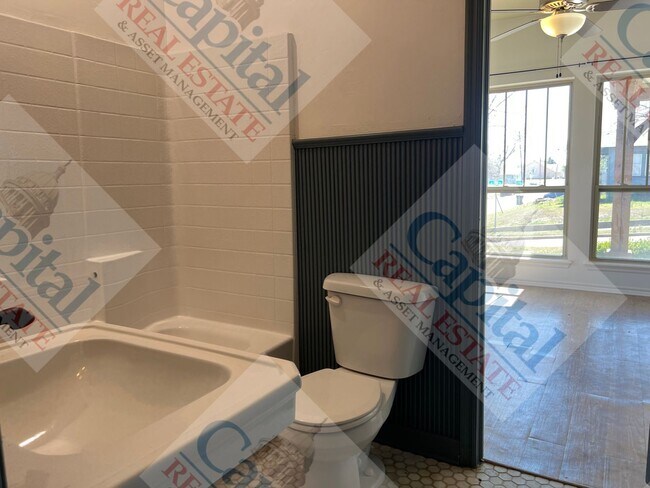 Building Photo - Charming 3 Bedroom W/ All Bills Paid!