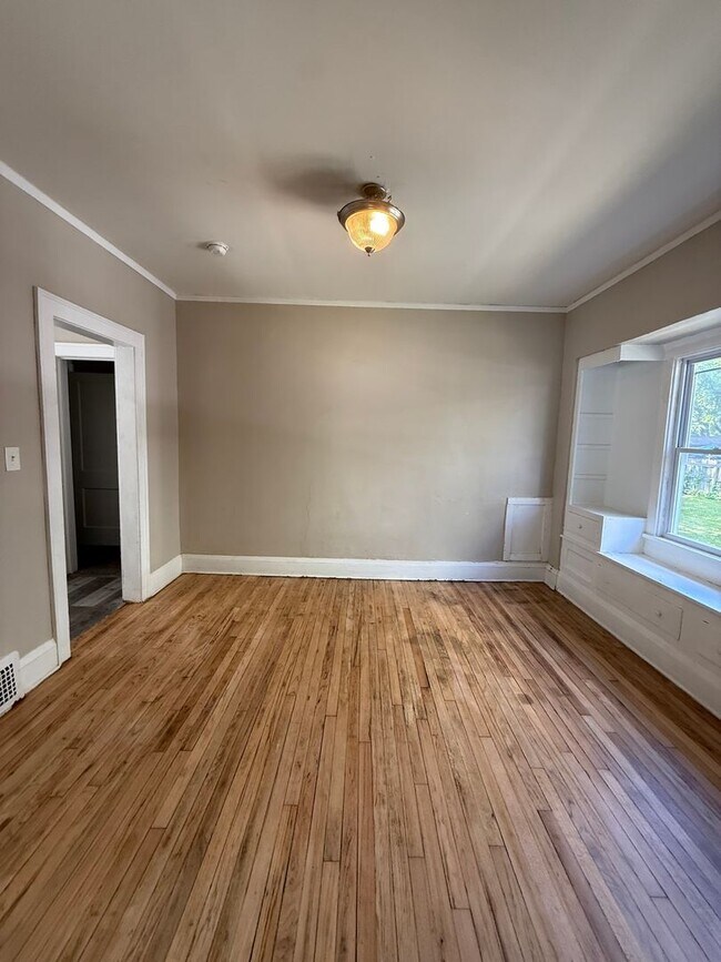 Building Photo - 4bd Single E. 140/kinsman Section 8