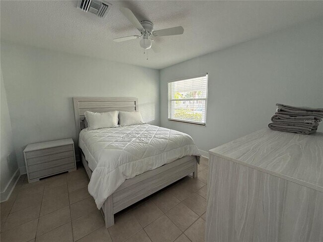 Building Photo - 14402 N Bayshore Dr