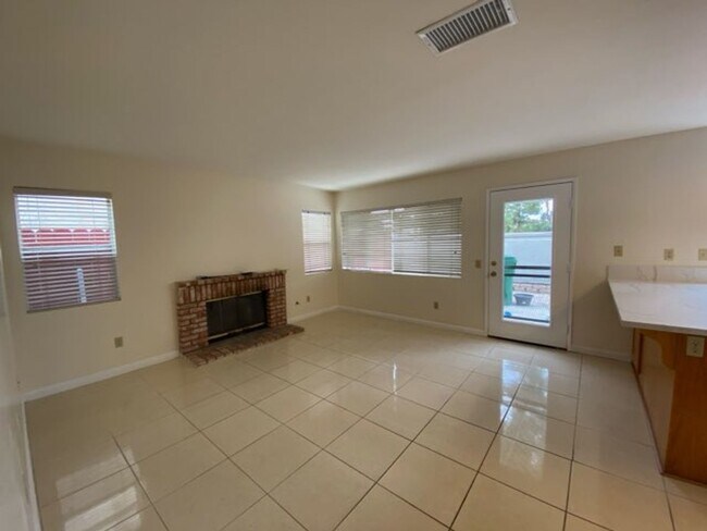 Building Photo - Spacious 4 bed/3 Bath in Oceanside!