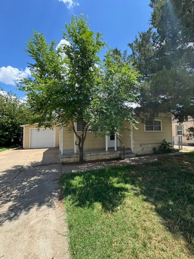 Building Photo - Cute 3 bedroom off in Gables Area!