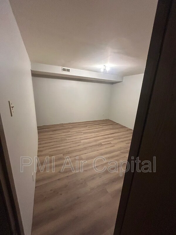 Building Photo - 1530 N Maybelle St