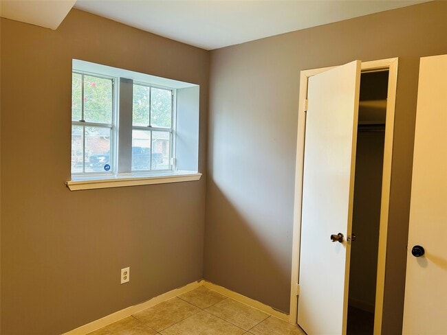 Building Photo - 7619 Vernwood St