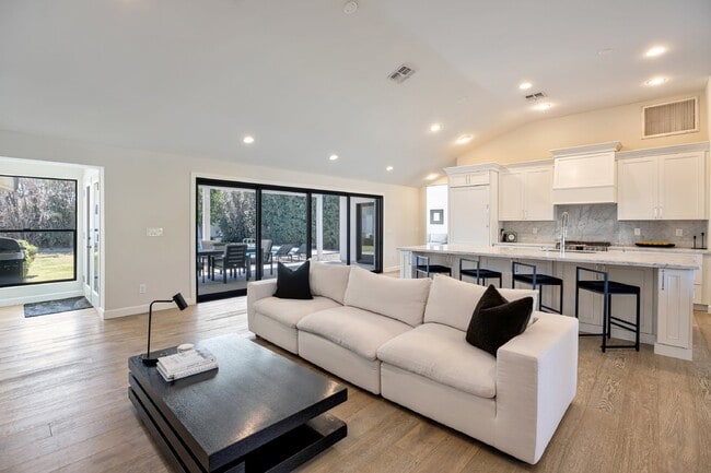 Building Photo - Beautifully furnished Arcadia Lite Rental Home!