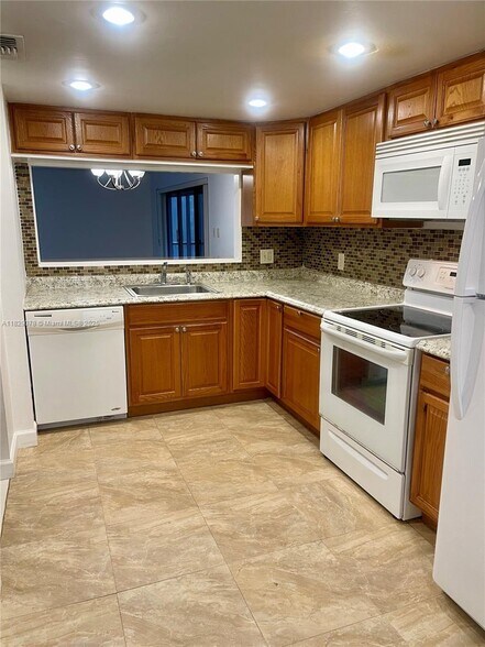 Building Photo - 430 Commodore Dr