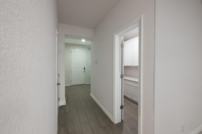 Building Photo - 2089 Egret Ave