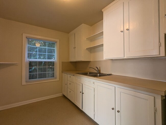 Building Photo - Nice 2 bed/1 bath located in the Whiteaker district